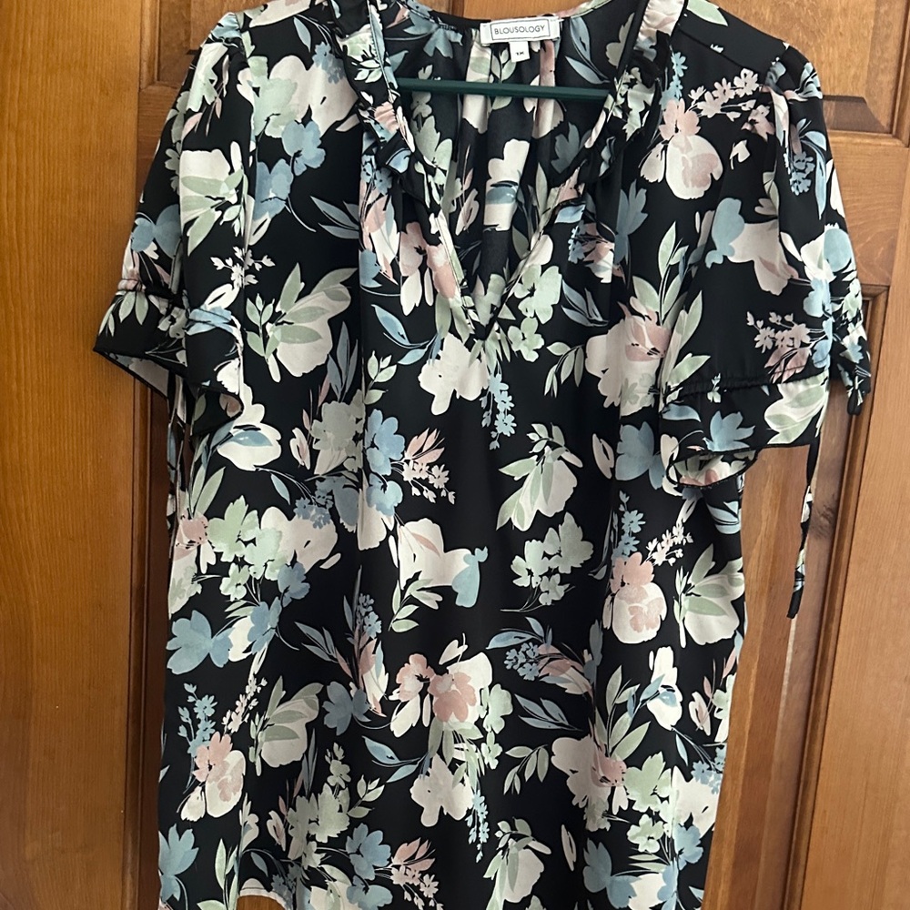 Chic Floral Blouse - Black and Pink